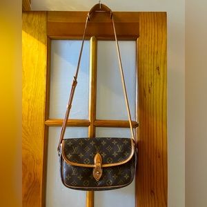 Louie Vuitton Crossbody Handbag